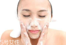 潔面乳和洗面奶是一種產品嗎？洗面奶適合干皮