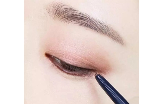 豆沙色眼妝怎么畫？超受歡迎的空氣眼妝畫法