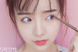 眼線膠筆和眼線液筆哪個好？看看兩者區(qū)別