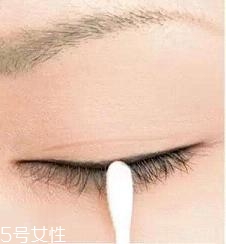 眼線液筆不出水怎么辦？畫眼線的常見誤區