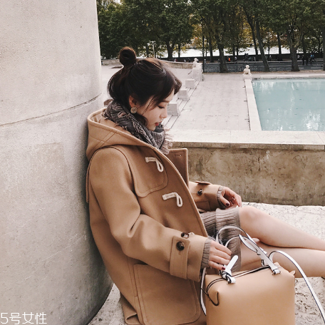 牛角扣大衣配什么褲子？教你穿出最美學院風