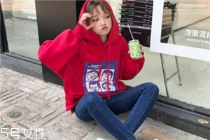 紅色衛衣配什么褲子？休閑時尚兩不誤