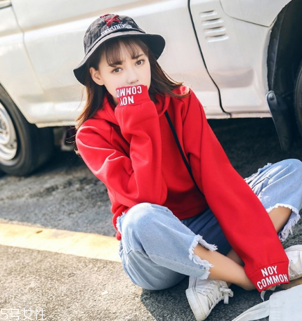 紅色衛衣配什么褲子？休閑時尚兩不誤