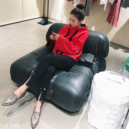 紅色衛衣配什么褲子？休閑時尚兩不誤
