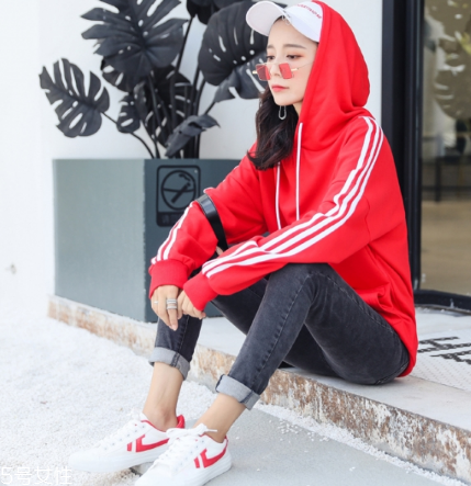 紅色衛衣配什么褲子？休閑時尚兩不誤