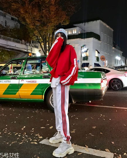 紅色衛衣配什么褲子？休閑時尚兩不誤