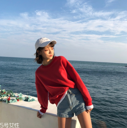 紅色衛衣配什么褲子？休閑時尚兩不誤