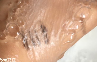 眼唇卸妝液和卸妝油哪個好？使用的區(qū)域不同