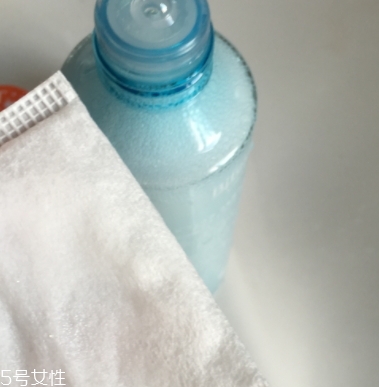 眼唇卸妝液和卸妝油哪個好？使用的區(qū)域不同