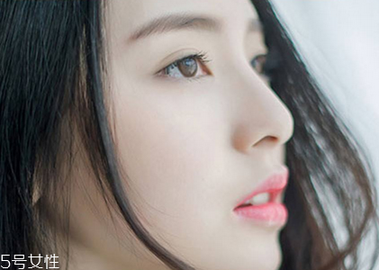 種睫毛是怎么種的？種睫毛是粘在睫毛這個位置