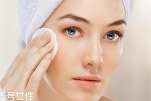 涂粉底液如何避免假面？少量多次慢慢調整