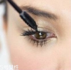 如何挑選合適的睫毛膏？這樣刷睫毛卷翹靚麗