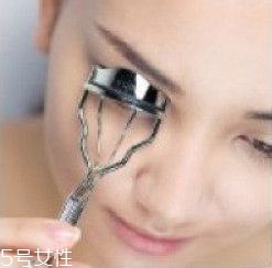 如何挑選合適的睫毛膏？這樣刷睫毛卷翹靚麗