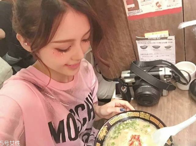 年會畫什么妝最好看上鏡？亮片妝絕對是最耀眼的