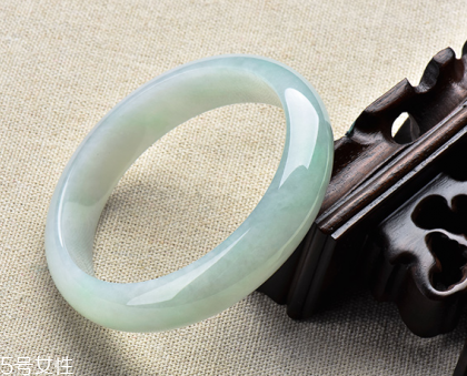 翡翠手鐲戴在哪只手好？行內人士給出答案