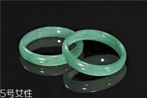 翡翠手鐲戴在哪只手好？行內人士給出答案