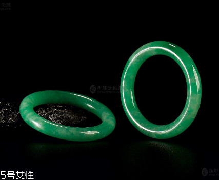 翡翠手鐲怎么養才能透？養翡翠的關鍵小竅門