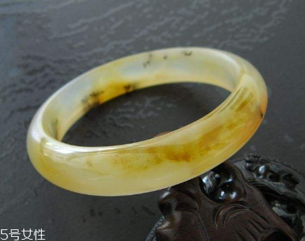 黃龍玉手鐲起棉怎么辦？正常現象不必驚慌