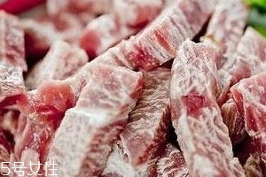 微波爐解凍肉多長時間 根據重量和凍的程度而定