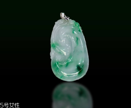 翡翠起膠是什么意思？起膠現象屬于高檔翡翠