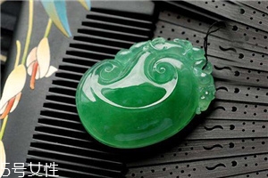 翡翠起膠是什么意思？起膠現象屬于高檔翡翠