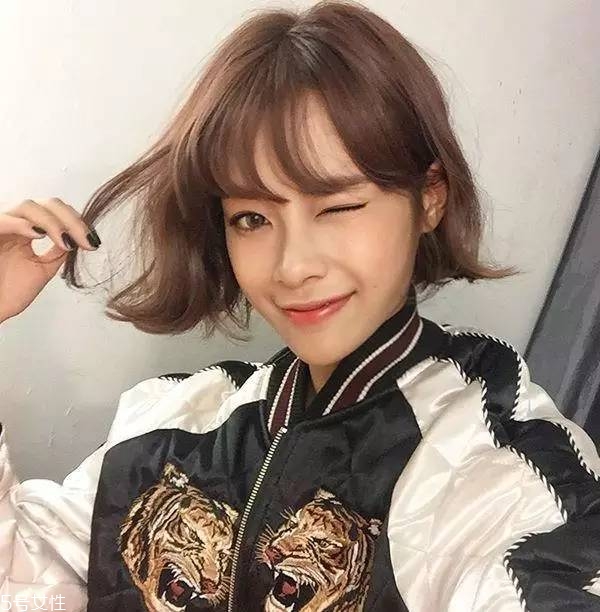 短發發尾外翻的發型怎么弄？誰弄誰美
