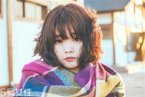矮個(gè)子女生適合什么短發(fā)？氣質(zhì)齊肩卷發(fā)