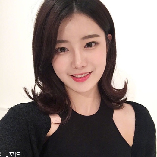 矮個(gè)子女生適合什么短發(fā)？氣質(zhì)齊肩卷發(fā)