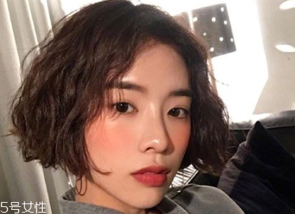 短發波波頭怎么樣好看 知性又輕熟的韓式中分短發