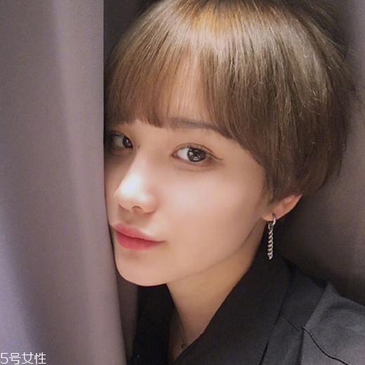 女生發質軟適合什么發型？胖圓臉顯瘦發型參考