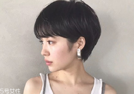 短頭發染什么顏色好看洋氣顯白？短發這樣弄好看又大方