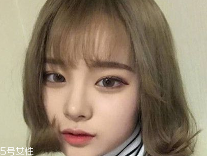 短頭發染什么顏色好看洋氣顯白？短發這樣弄好看又大方
