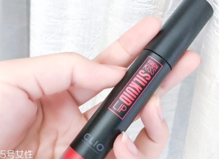 唇彩怎么涂？按照步驟涂抹