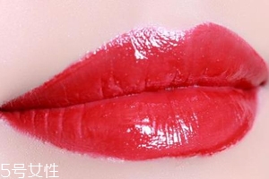 怎么涂口紅不顯唇紋？關鍵是做好打底