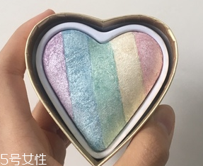 makeup revolution心形腮紅好用嗎？微閃蜜桃色彩