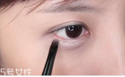眼皮腫適合什么眼影？選用啞光色避開珠光色