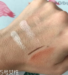 makeup revolution心形腮紅好用嗎？微閃蜜桃色彩