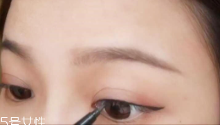 眼線畫歪了怎么辦？干脆暈成煙熏妝
