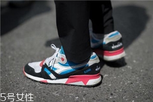 運動鞋不防滑怎么辦？一盒創(chuàng)可貼就能解決