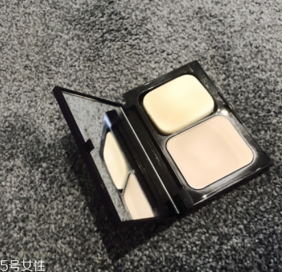 雅詩蘭黛粉餅哪款好？補妝定妝的神器