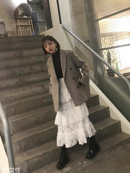 蕾絲長裙配什么上衣？優雅氣質小女人