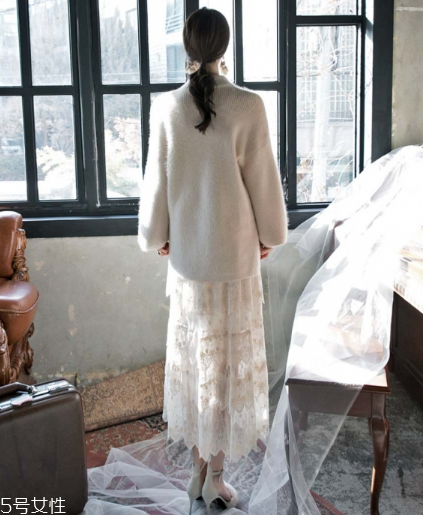 蕾絲長裙配什么上衣？優雅氣質小女人
