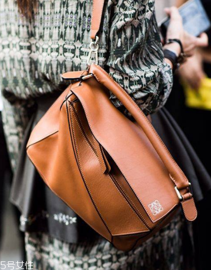 loewe是幾線品牌？時尚界的it bag