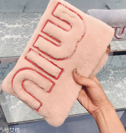 miumiu是什么旗下的？明星偏偏鐘愛它