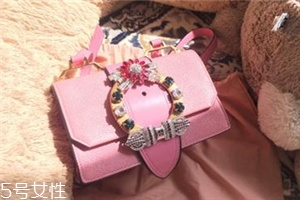 miumiu是什么旗下的？明星偏偏鐘愛它