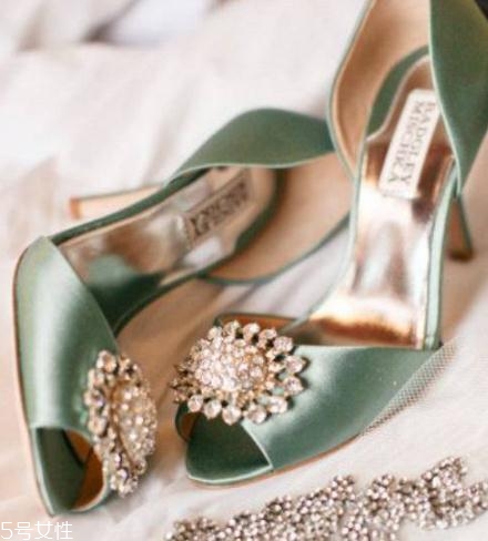 badgley mischka鞋子偏大嗎？時尚與奢華并存的紅毯戰靴