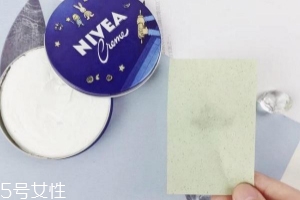 妮維雅小藍罐很油嗎？清爽不油膩