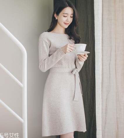 紅色針織連衣裙怎么搭配？氣質女神就是你
