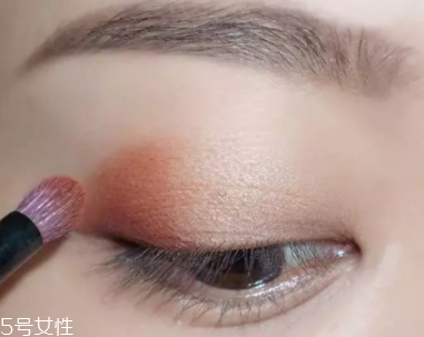 棕色眼影怎么畫好看？作為最后的暈染色