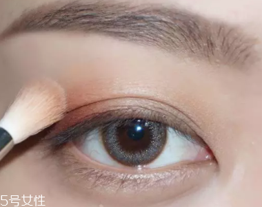 棕色眼影怎么畫好看？作為最后的暈染色